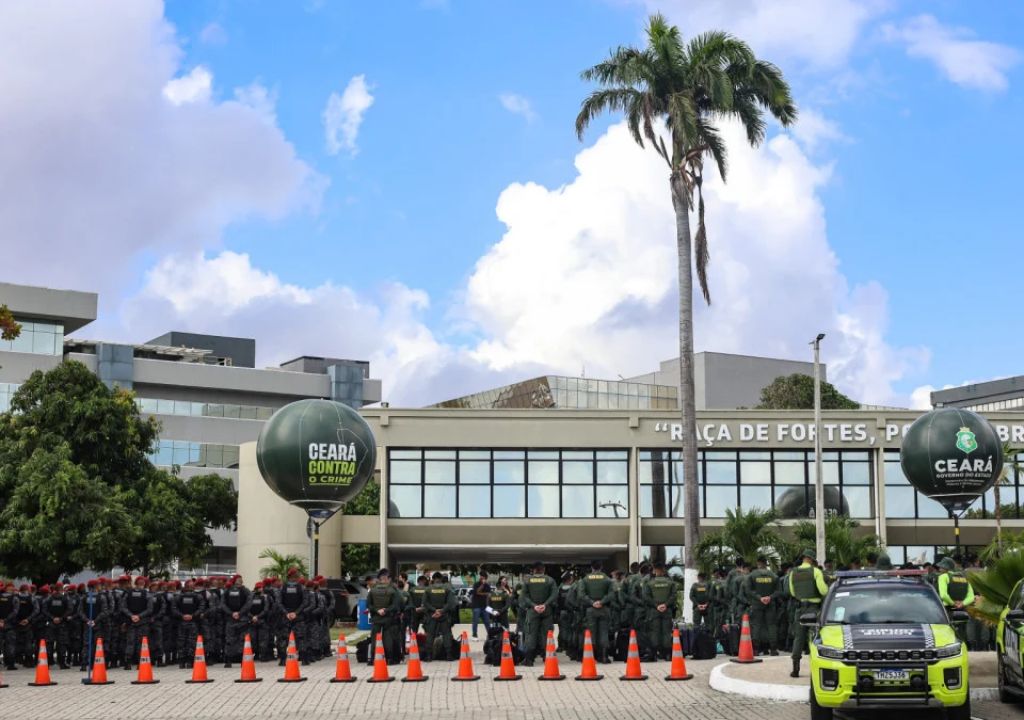 Multidão de foliões celebrando o Carnaval 2026 no Ceará com ruas movimentadas e clima de festa.