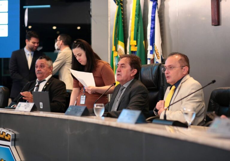 Sessão da Câmara Municipal de Fortaleza que aprovou reajuste salarial de 4,76% aos servidores municipais
