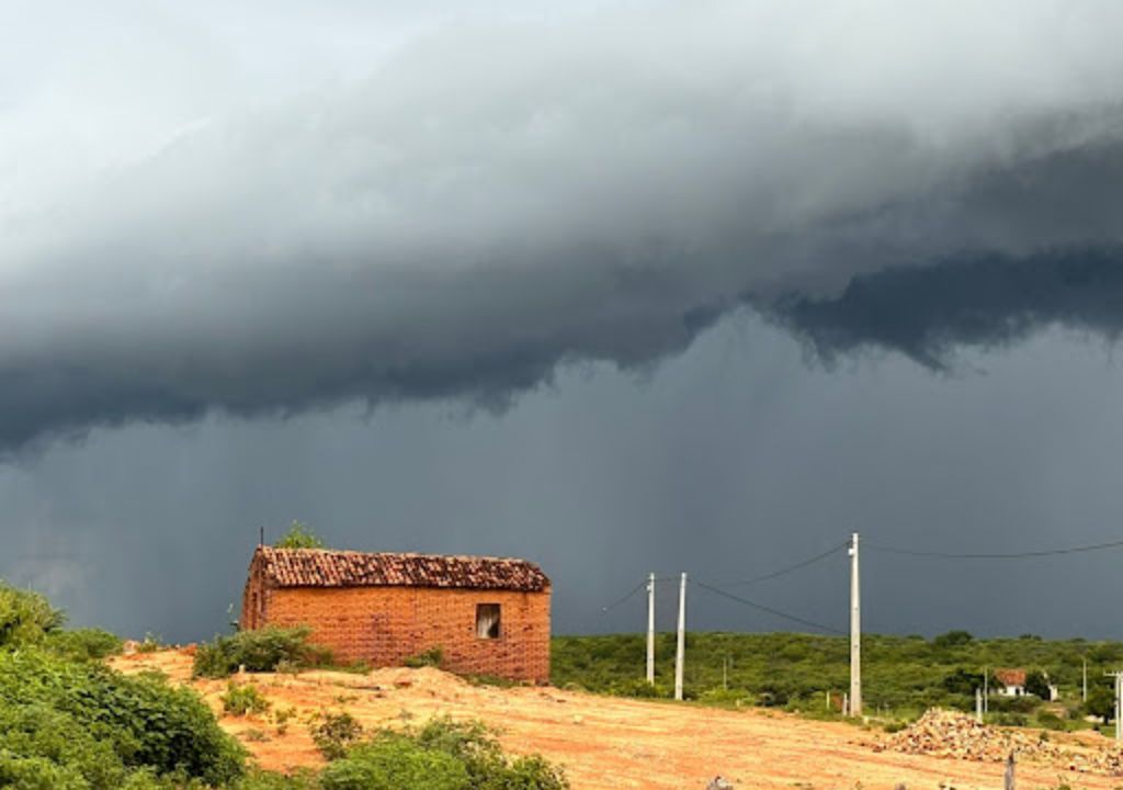 Nuvens carregadas e chuva forte sobre cidade do Ceará com previsão de intensificação por ZCIT e aquecimento do Atlântico