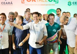 Placa de obra do Cuca Vicente Pinzón em Fortaleza com anúncio de retomada a partir de 1º de julho