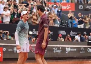 João Fonseca e Marcelo Melo comemoram vaga na final de duplas do Rio Open em quadra no Rio de Janeiro