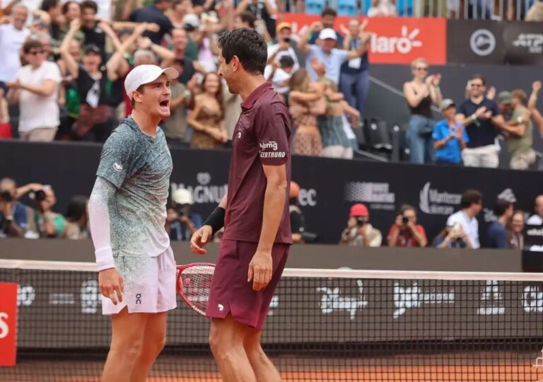 João Fonseca e Marcelo Melo comemoram vaga na final de duplas do Rio Open em quadra no Rio de Janeiro