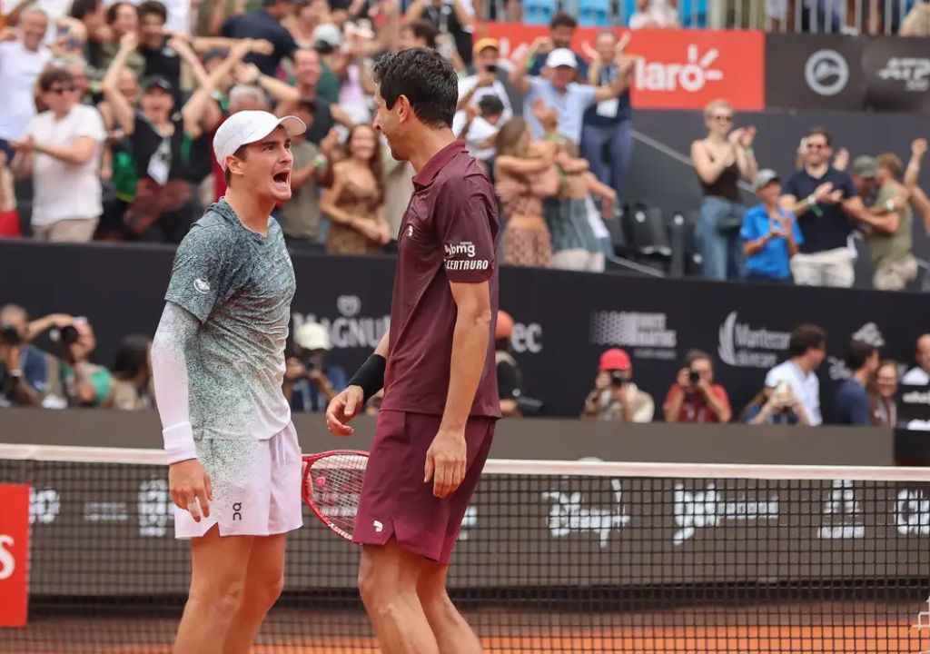 João Fonseca e Marcelo Melo comemoram vaga na final de duplas do Rio Open em quadra no Rio de Janeiro