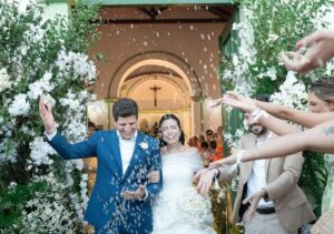 João Campos e Tabata Amaral durante cerimônia de casamento em praia de Pernambuco