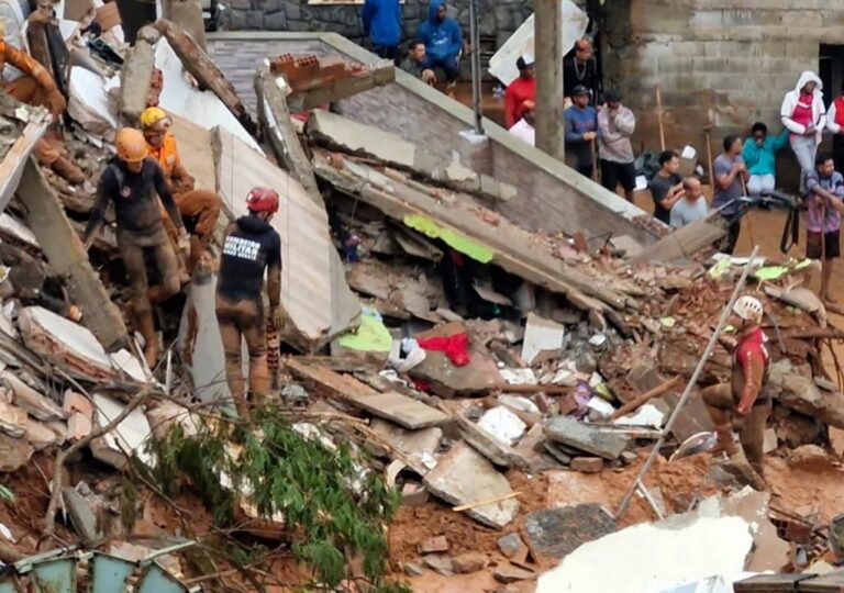 Cenário de destruição após fortes chuvas em Juiz de Fora e Ubá com equipes de resgate e casas danificadas