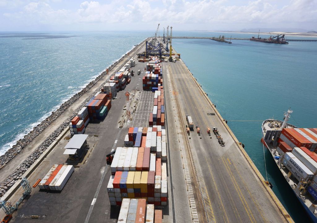 Máquinas e trilhos no Porto do Pecém com preparação para obras da Transnordestina