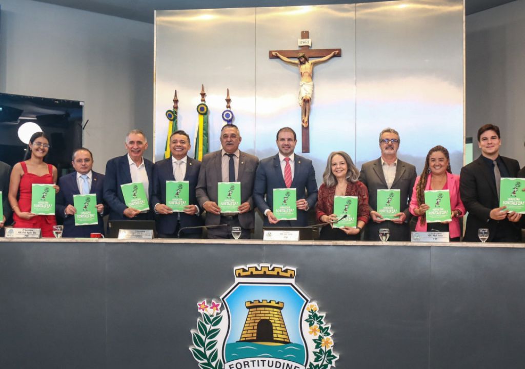 Lançamento de livro do Projeto Verdejar Fortaleza na Câmara Municipal com participantes e autoridades