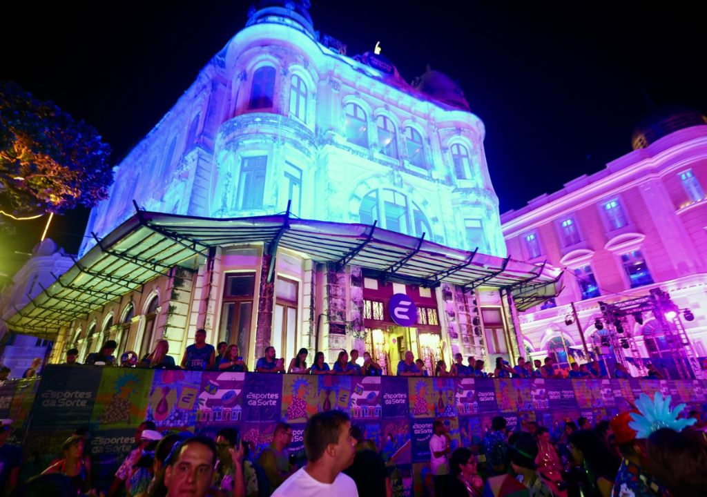 Público no Camarote Marco Zero durante o Carnaval 2026 no Recife Antigo
