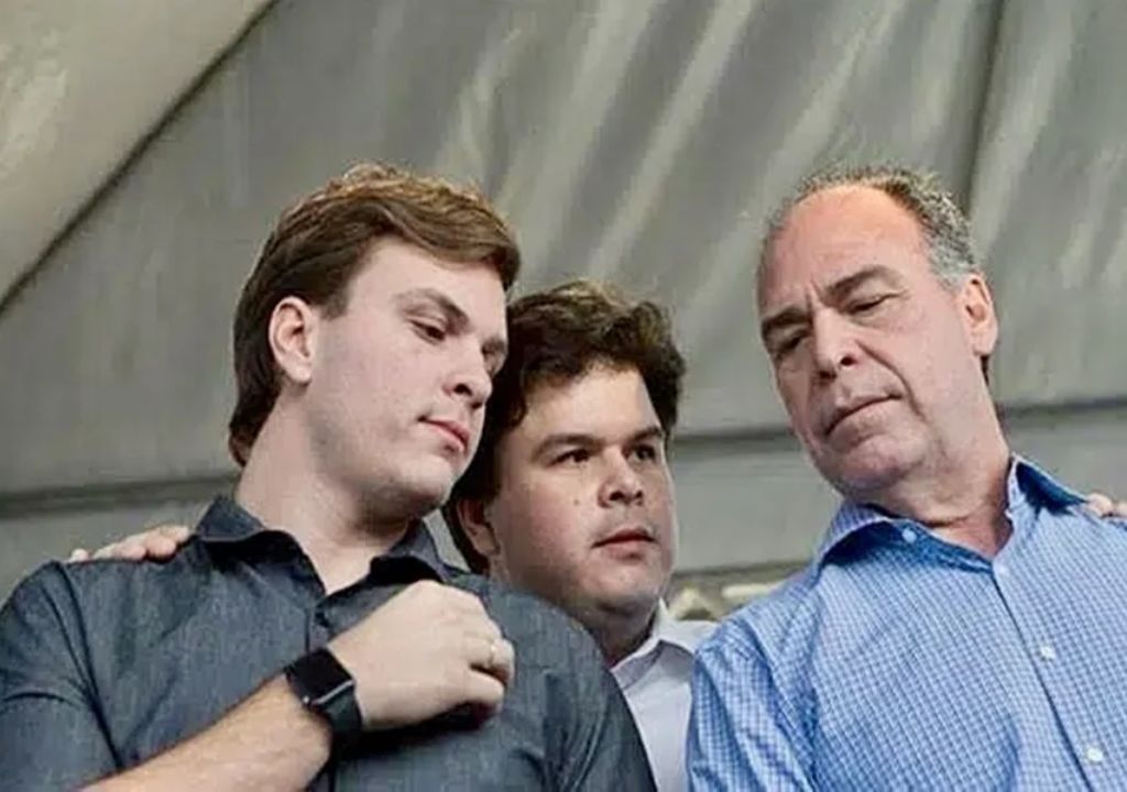 Agentes da Polícia Federal em ação em operação contra fraudes em licitações e corrupção