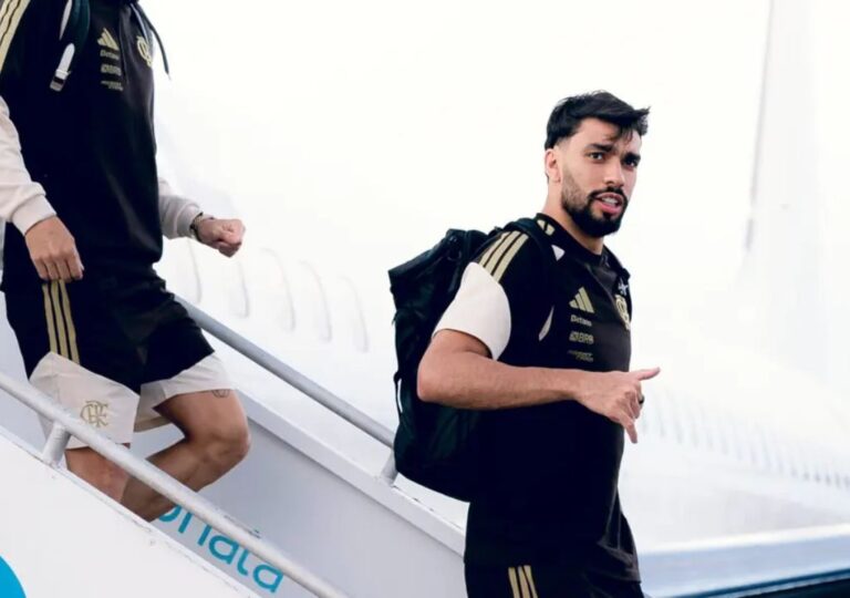 Lucas Paquetá e elenco do Flamengo durante chegada para jogo da Supercopa Rei em Brasília