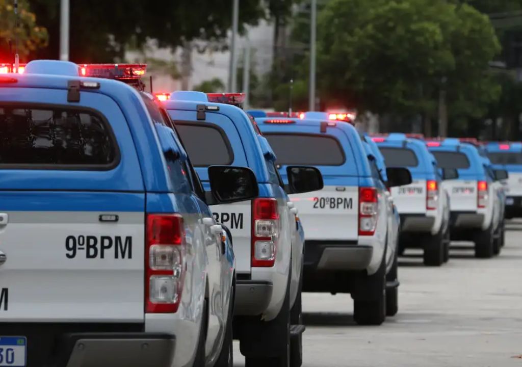Polícia Militar em ação no Complexo da Maré no Rio de Janeiro durante operação intensa com blindados e confrontos