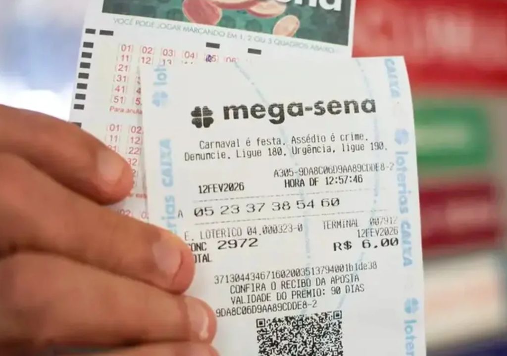 Bilhete da Mega-Sena com destaque para prêmio acumulado de R$ 130 milhões