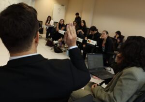 Estudantes em plenário da Câmara Municipal de Fortaleza participando de processo legislativo simulado