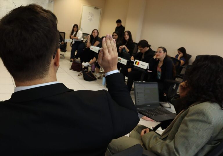 Estudantes em plenário da Câmara Municipal de Fortaleza participando de processo legislativo simulado