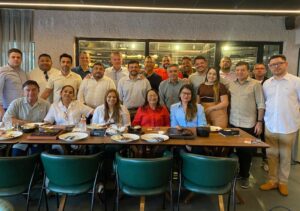 Deputado federal André Figueiredo reunido com lideranças políticas em Fortaleza durante articulação para eleições de 2026