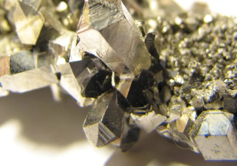 Mineração de minerais estratégicos no Brasil usados na transição energética