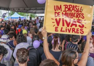 Mulher trabalhando e buscando independência financeira no mercado de trabalho