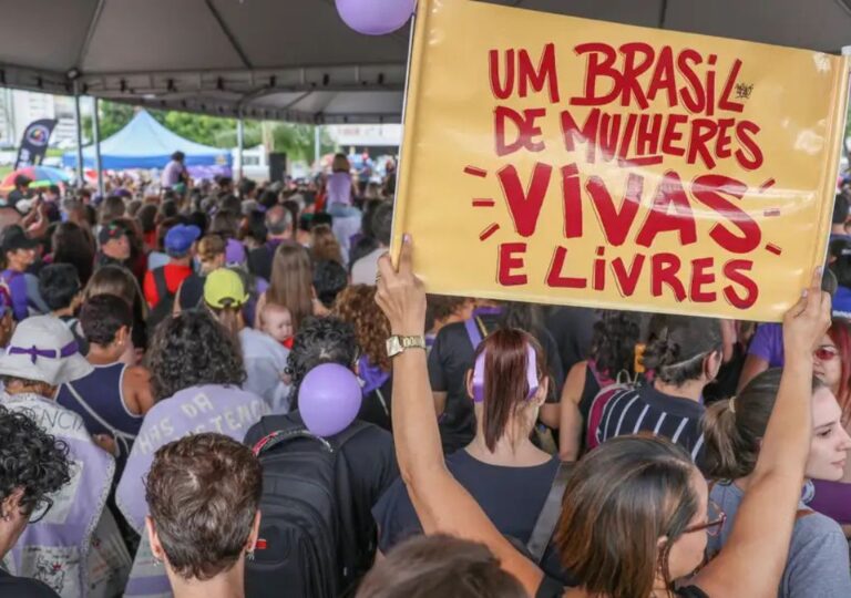 Mulher trabalhando e buscando independência financeira no mercado de trabalho