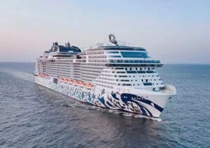 Navio de cruzeiro MSC Euribia atracado em Dubai com passageiros aguardando retorno