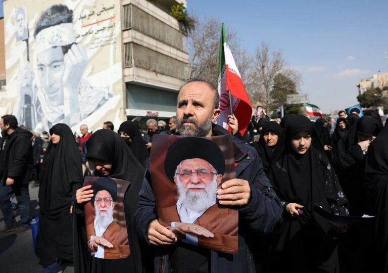 Teerã durante período de transição política após escolha do sucessor de Ali Khamenei