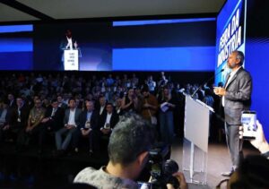 Elmano de Freitas em evento defendendo incentivos fiscais para indústria do Ceará