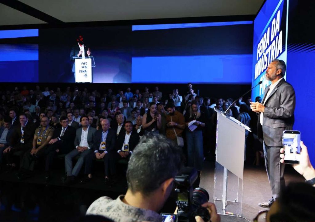 Elmano de Freitas em evento defendendo incentivos fiscais para indústria do Ceará