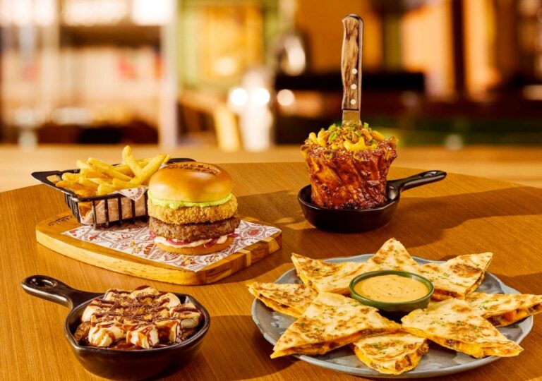 Pratos clássicos do Outback retornam ao cardápio em campanha com Dani Calabresa