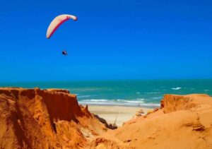 Falésias coloridas do litoral leste do Ceará na Rota das Falésias