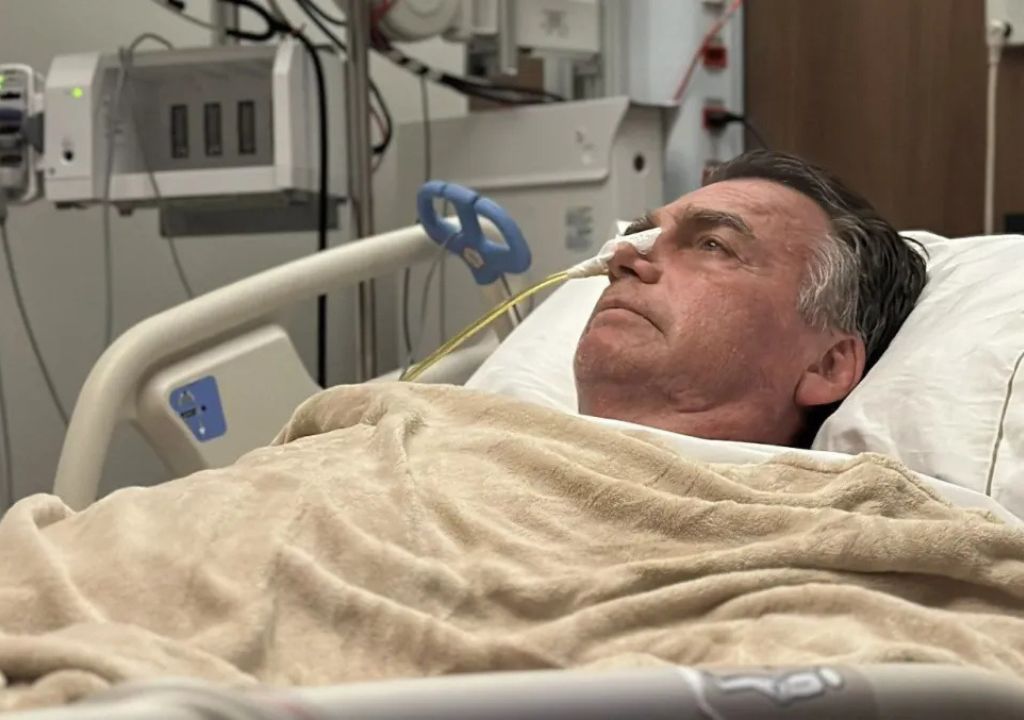 Ex-presidente Jair Bolsonaro; relatório aponta piora acelerada da saúde antes da internação