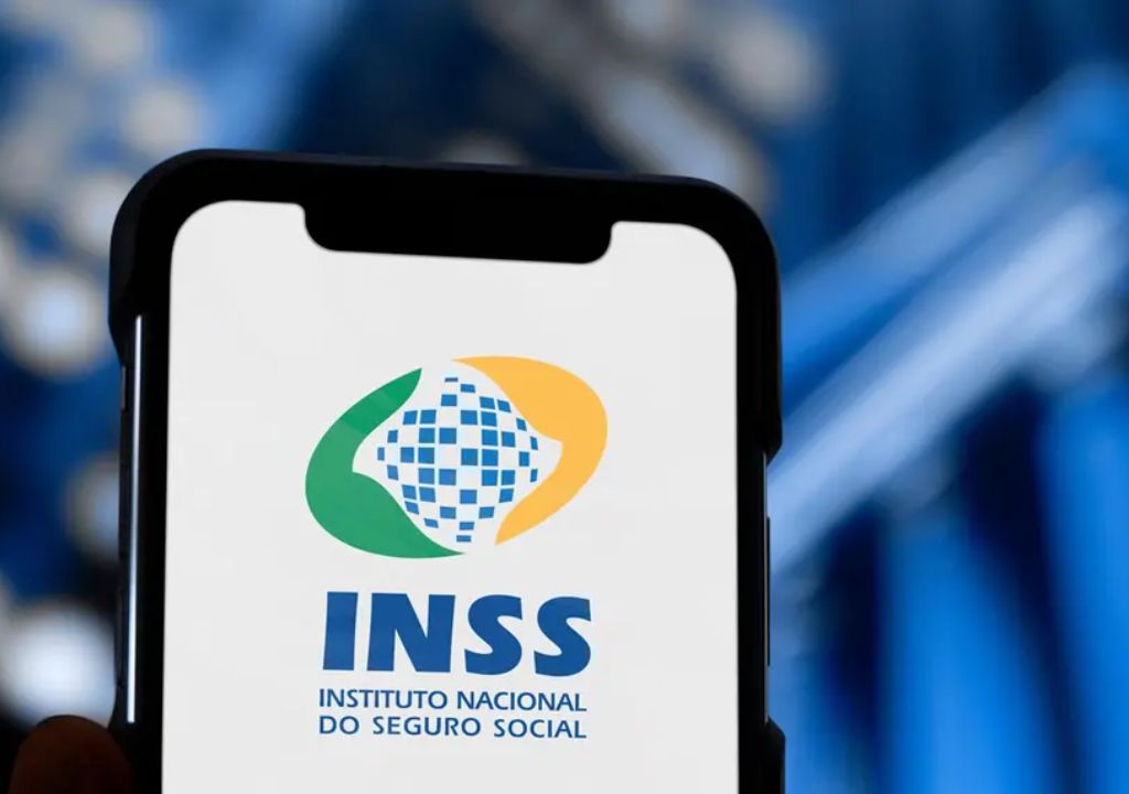 Aposentados recebem pagamento do INSS com antecipação do 13º salário