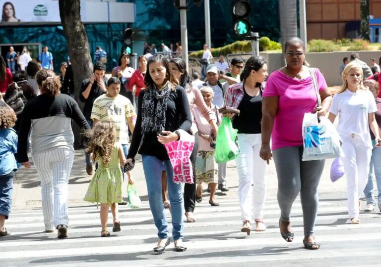 Carteira de trabalho representando dados de desemprego no Brasil