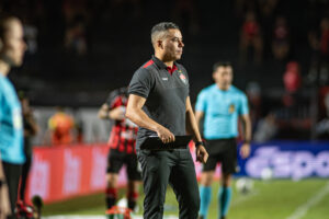 Jair Ventura durante partida do Vitória na Copa do Nordeste