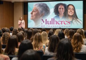 Cerimônia de premiação de mulheres em Fortaleza