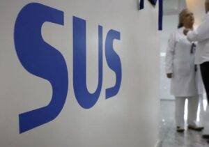 Mulher recebe atendimento psicológico remoto pelo SUS em programa de apoio a vítimas de violência