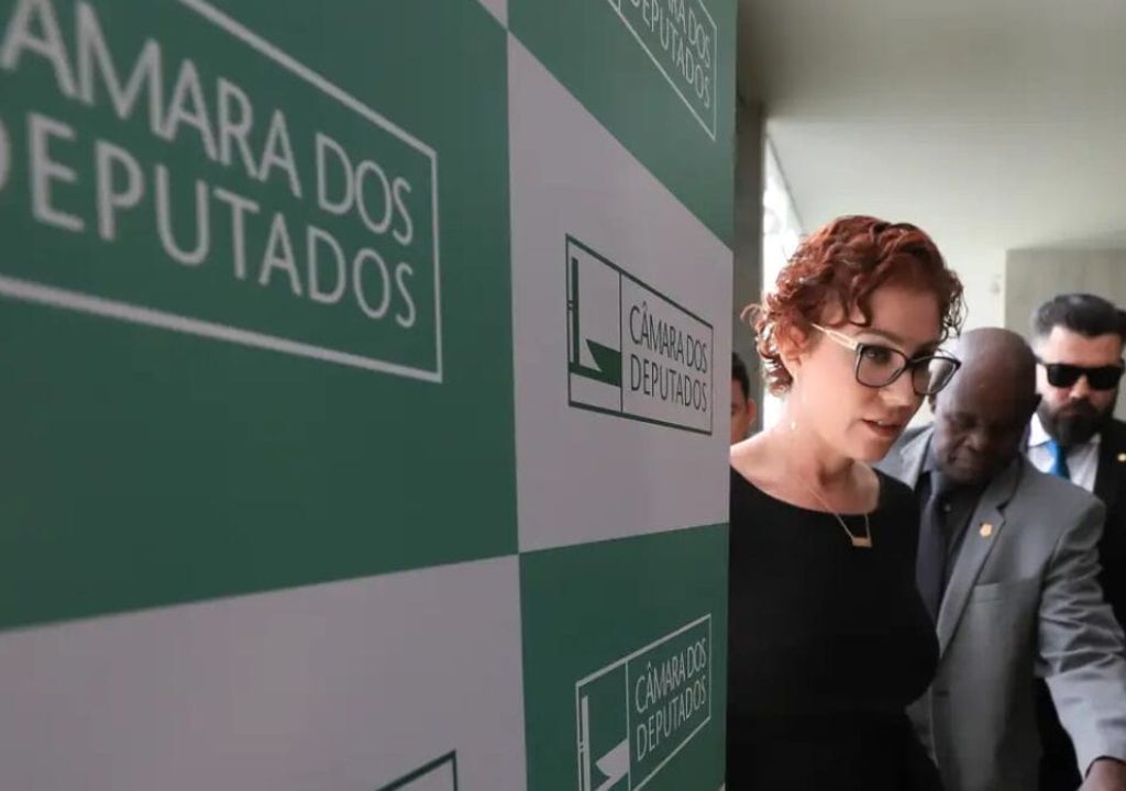 Carla Zambelli em contexto de extradição para o Brasil