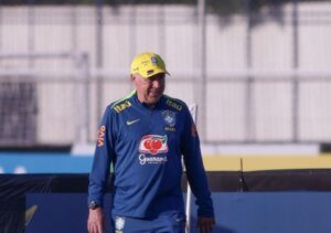 Carlo Ancelotti durante treino da Seleção Brasileira