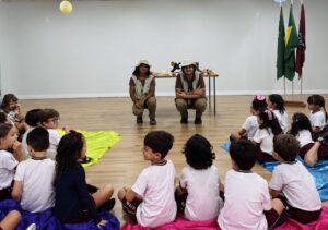 Educadores do Parque Arvorar apresentam animais e atividades de educação ambiental para alunos em escola de Fortaleza