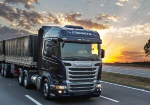 Caminhoneiro dirigindo em rodovia com proposta de flexibilização do descanso