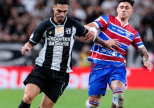 Jogadores de Ceará e Fortaleza disputando lance em clássico pelo Campeonato Cearense