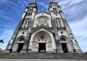 Igreja com documentação e livros jurídicos simbolizando organização legal e imunidade tributária