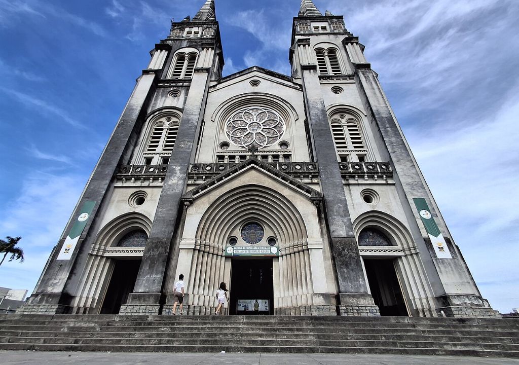 Igreja com documentação e livros jurídicos simbolizando organização legal e imunidade tributária
