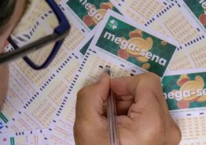 Volantes da Mega-Sena sendo preenchidos para o concurso 2979 com prêmio milionário