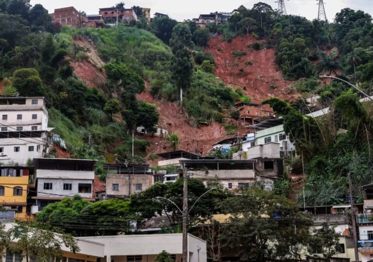 Área urbana construída em encostas íngremes em Minas Gerais, com moradias em terreno de alta declividade
