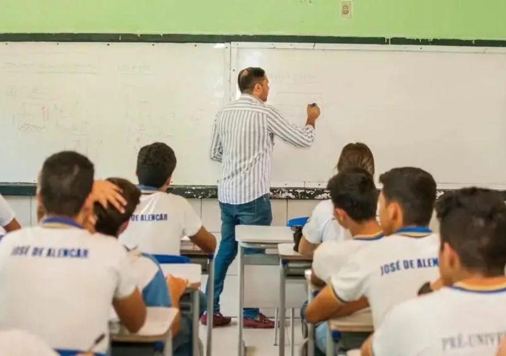 Sala de aula com professor e alunos durante o uso de recursos do Fundef na educação