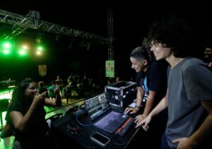 Aula de formação artística com uso de tecnologia no Hub Porto Dragão