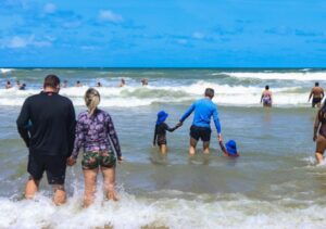 Praia de Fortaleza com trecho próprio para banho durante o feriado da Páscoa