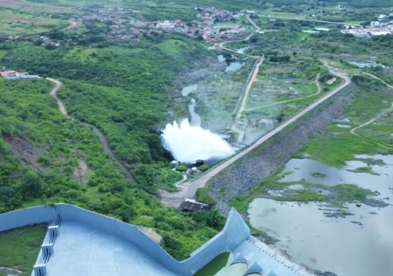 Açude Orós sangrando com grande volume de água no Ceará