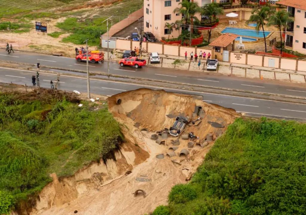 Cratera aberta na CE-025 em Aquiraz após chuvas
