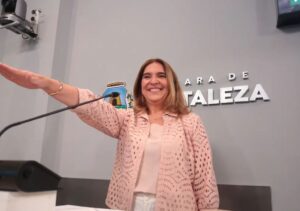 Adriana Pedrosa tomando posse na Câmara de Fortaleza