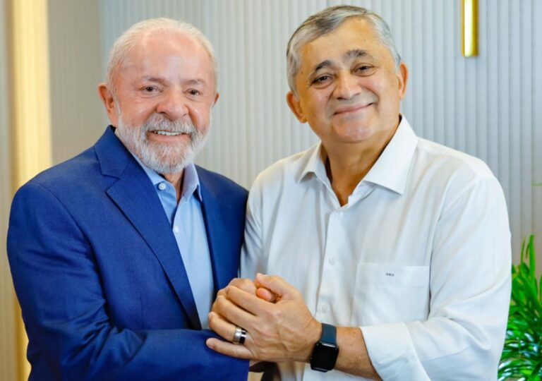 José Guimarães ao lado de Lula após anúncio de ministério
